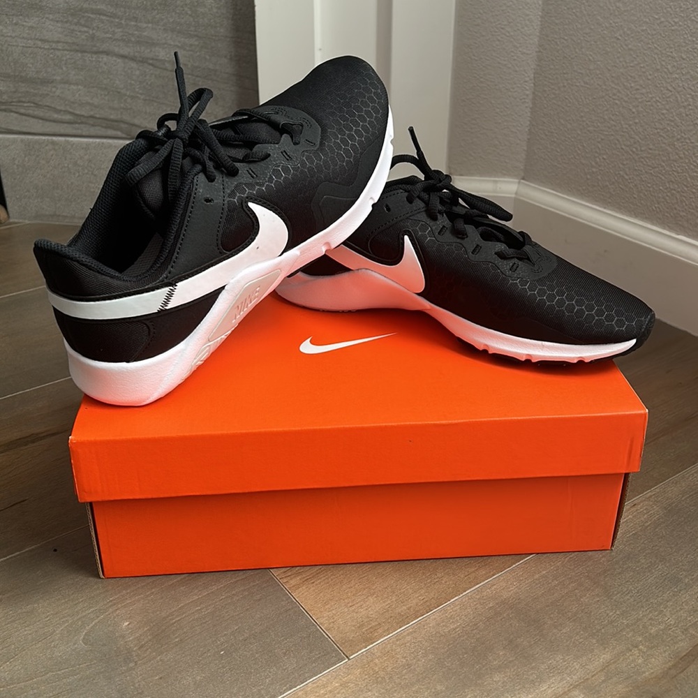 Nike Legend Essentials - Picture 3 of 5